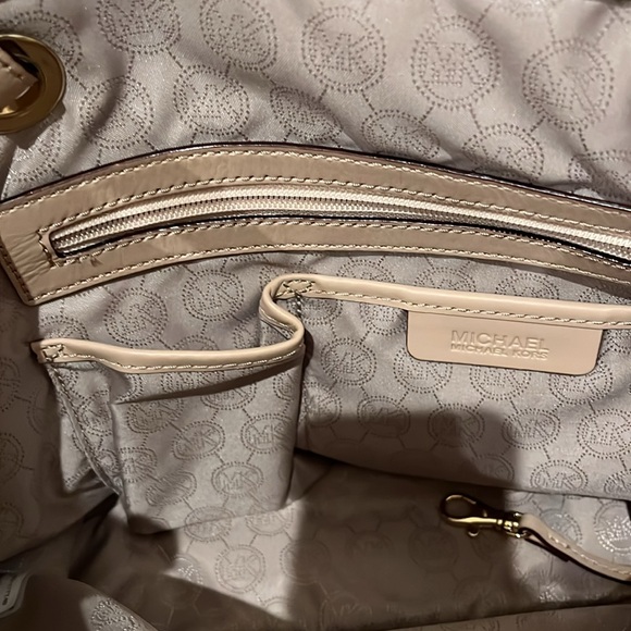 Sale! Michael Kors large jet set monogram tote - Picture 6 of 14